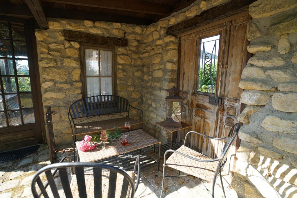 Ein Sitzbereich in der Unterkunft Le Domaine du Moulin Foulon