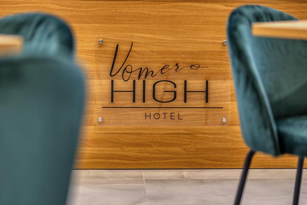 ナポリにあるVomero High Hotelの木の壁に高く横たわる看板