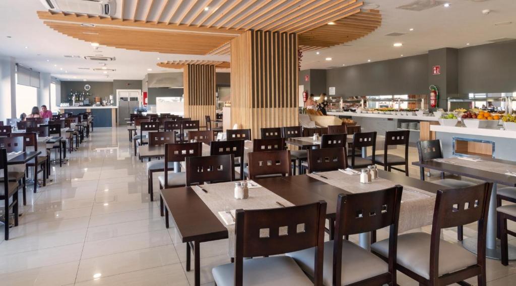 A restaurant or other place to eat at Marina Elite