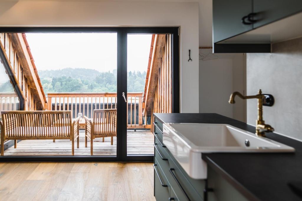 una cucina con lavandino e vista su una terrazza di Weingut Kögl a Ratsch an der Weinstrasse