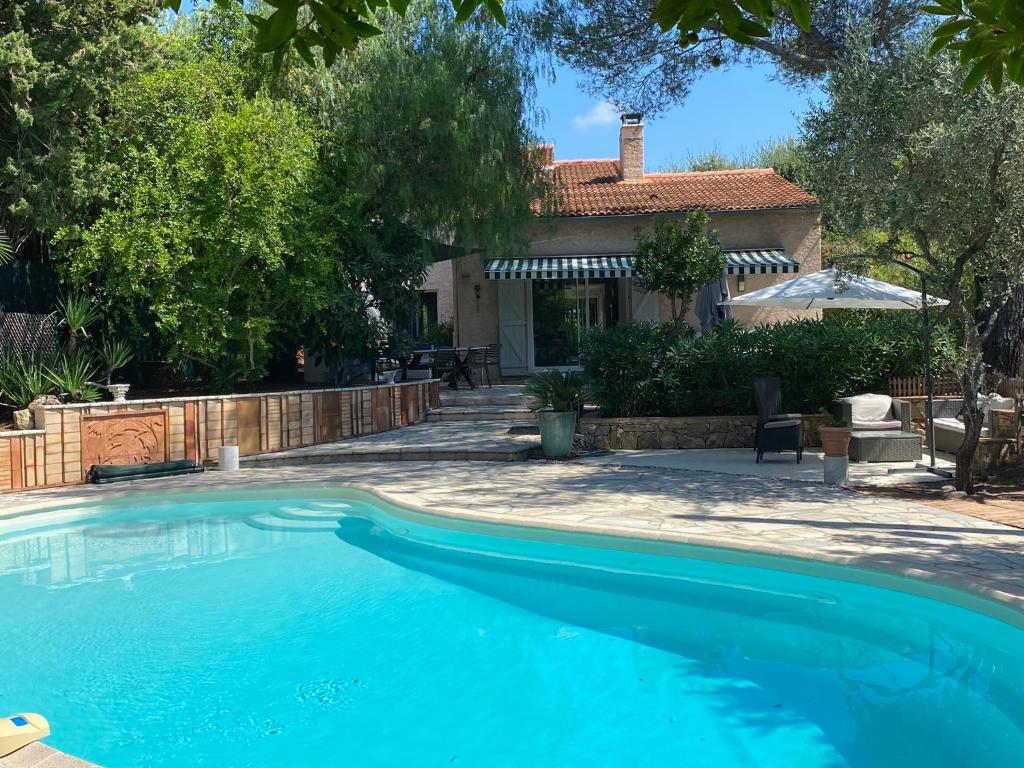 ein Pool vor einem Haus in der Unterkunft Les cigales in Saint-Raphaël