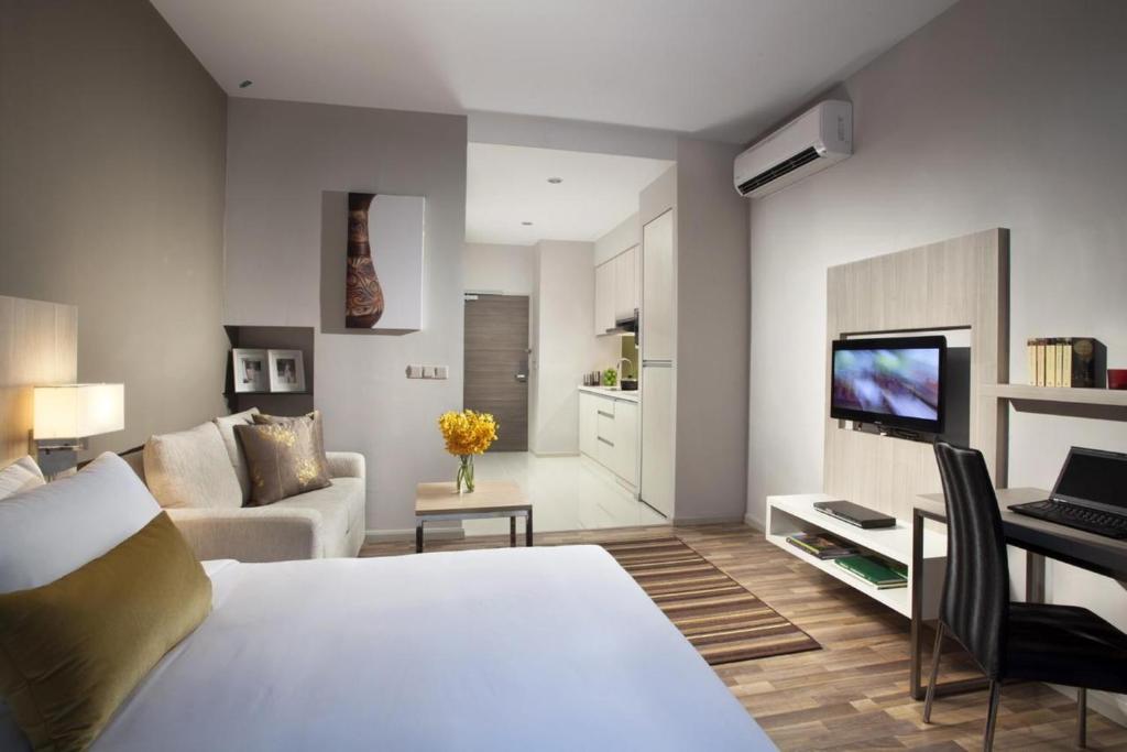 Una televisión o centro de entretenimiento en Citadines Uplands Kuching