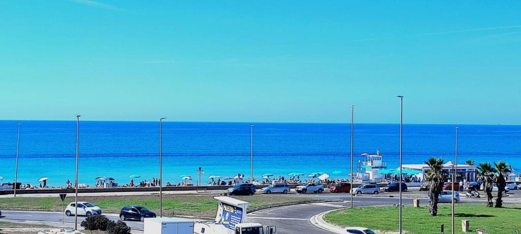 uma vista para a praia e para o oceano a partir de um parque de estacionamento em Al Curvone Beach em Lido di Ostia