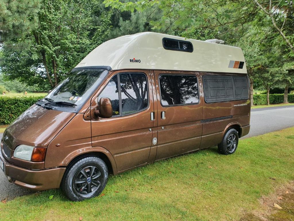 uma carrinha com uma caravana na berma de uma estrada em RETRO CAMPER HIRE LTD Campervan Hire Company "Travel Throughout Ireland " em Dublin