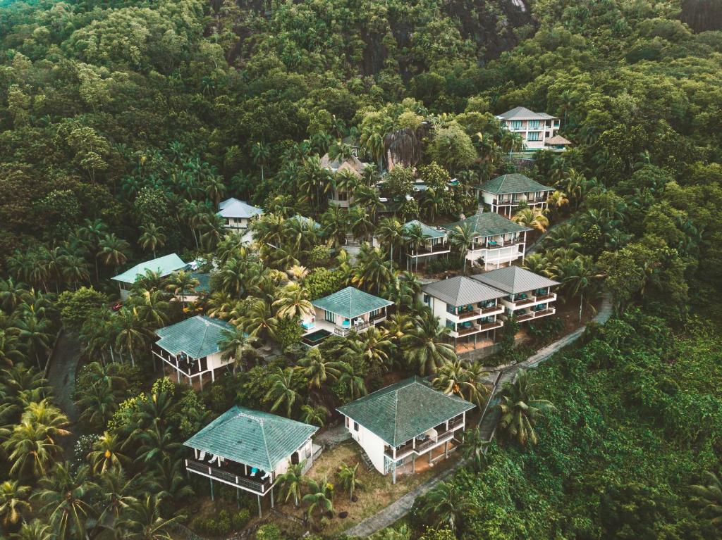 una vista aérea de un complejo en la selva en Valmer Resort and Spa en Baie Lazare Mahé