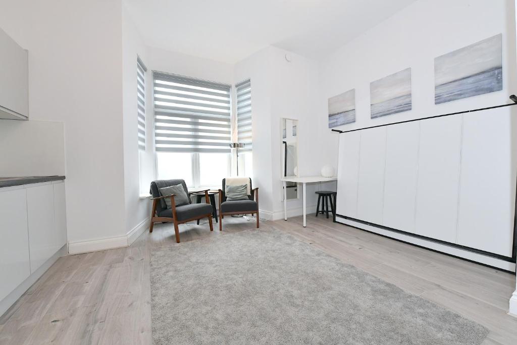 London Studios Very Close to Central Line Underground Shepherds Bush and Westfield Newly Refurbished - Studio Apartment