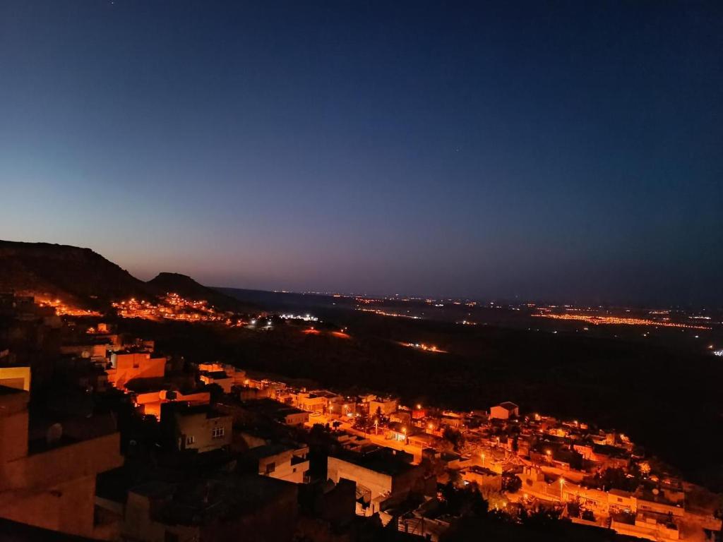 Blick auf die Stadt in der Nacht in der Unterkunft MERDİN BOUTİQUE HOTEL in Mardin