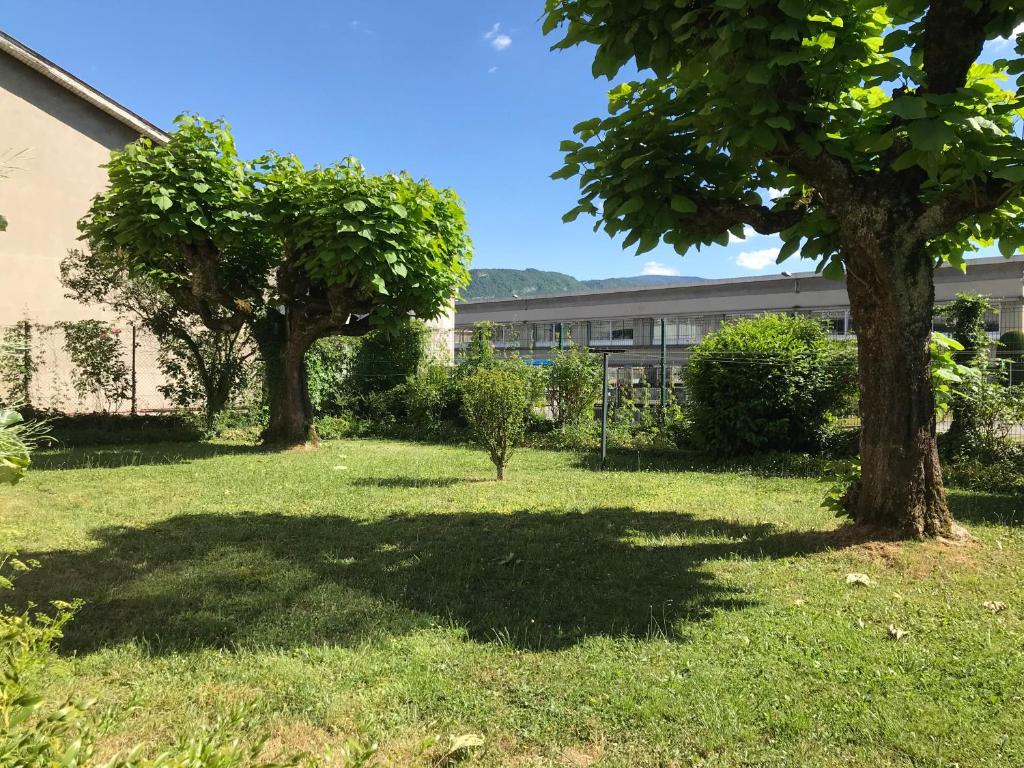 Vonkajšia záhrada v ubytovaní Un petit bout de rêve, balcon, parking & proche centre