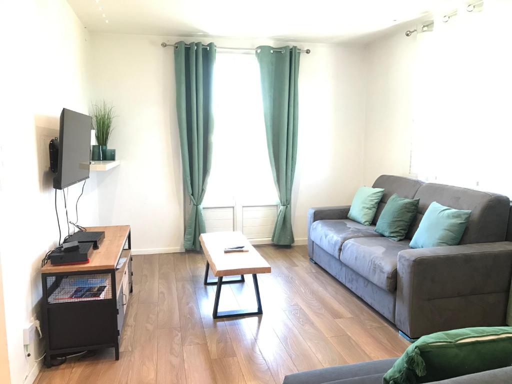 Televízia a/alebo spoločenská miestnosť v ubytovaní Un petit bout de rêve, balcon, parking & proche centre