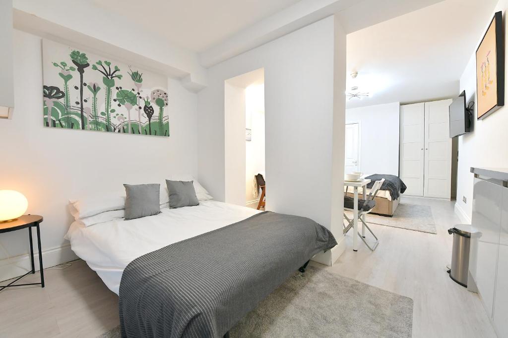 London Studios Very Close to Central Line Underground Shepherds Bush and Westfield Newly Refurbished - Deluxe Family Suite