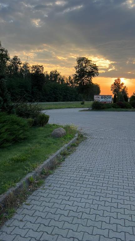 Východ nebo západ slunce při pohledu z hostelu nebo okolí
