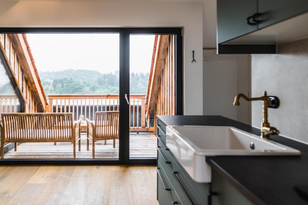una cucina con lavandino e vista su una terrazza di Weingut Kögl a Ratsch an der Weinstrasse