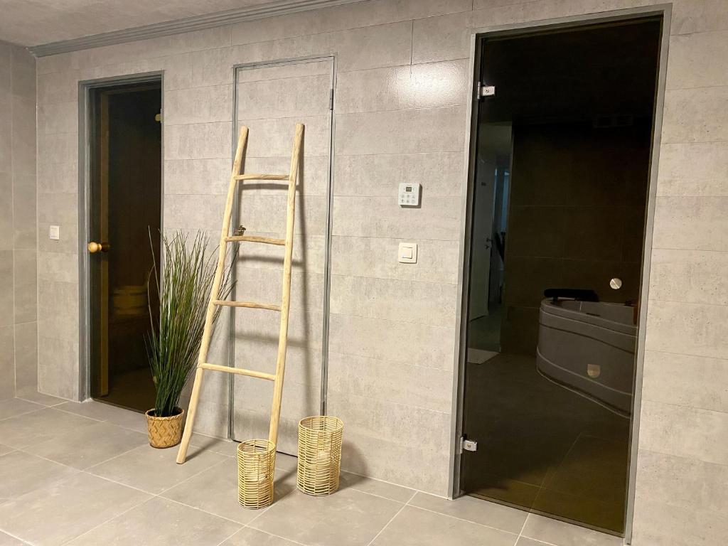 Una escalera de madera junto a un baño con aseo en Superbe logement près de Bruxelles avec spa privé, en Bruselas