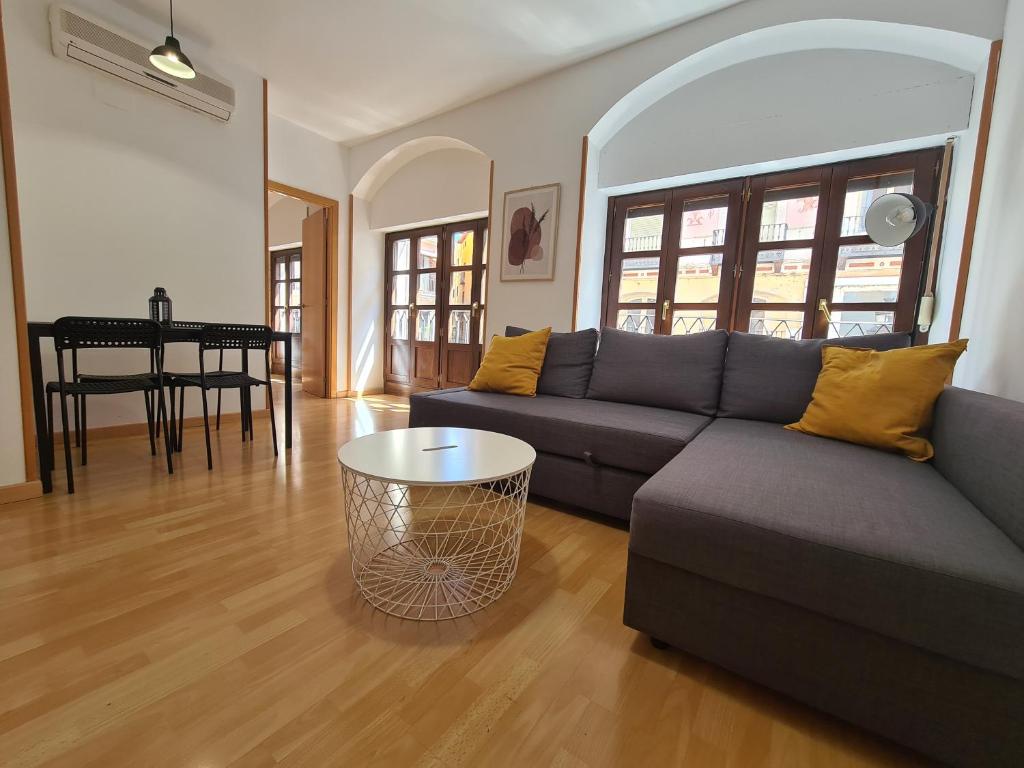 sala de estar con sofá y mesa en Dos Torres Balcón del Pilar, en Zaragoza