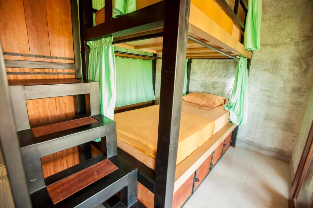 Palanda nebo palandy na pokoji v ubytování Black Pearl Hostel