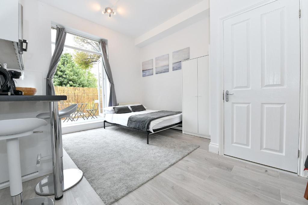 London Studios Very Close to Central Line Underground Shepherds Bush and Westfield Newly Refurbished - Deluxe Double Studio
