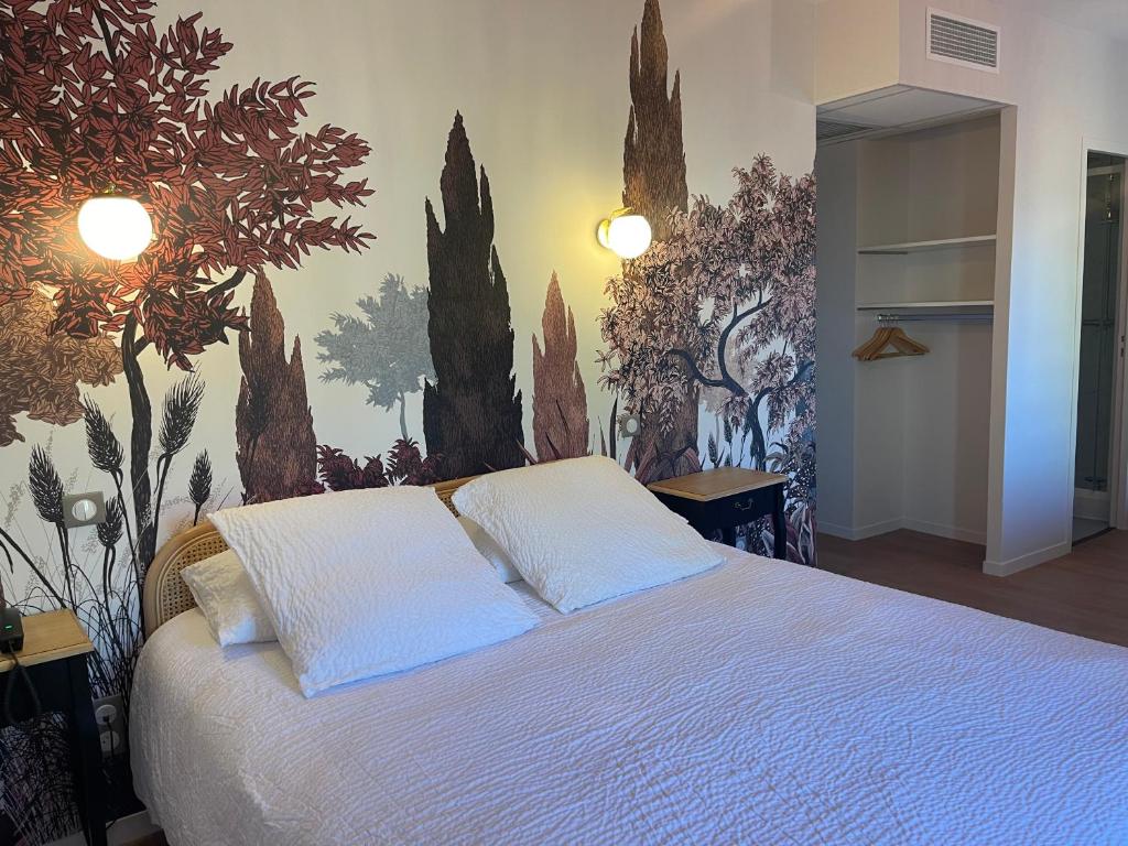 Schlafzimmer mit einem Bett und einem Wandbild von Bäumen in der Unterkunft Hôtel de la Glane in Oradour-sur-Glane
