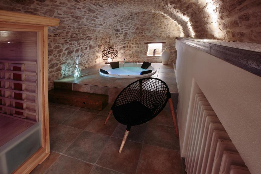 Pokój ze stołem i krzesłem w budynku w obiekcie Palazzo Cannavina Suite & Private SPA w mieście Campobasso