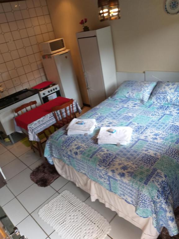 ein Schlafzimmer mit einem Bett mit Handtüchern darauf in der Unterkunft Chalé MJF in Monte Verde