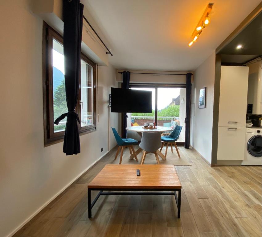 Telewizja i/lub zestaw kina domowego w obiekcie Le Malaga - parking & balcon, à 500m du lac !