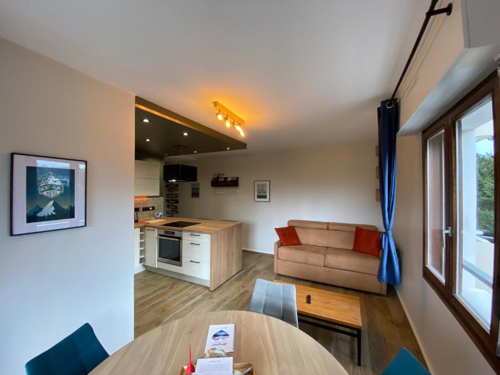 Kuchnia lub aneks kuchenny w obiekcie Le Malaga - parking & balcon, à 500m du lac !