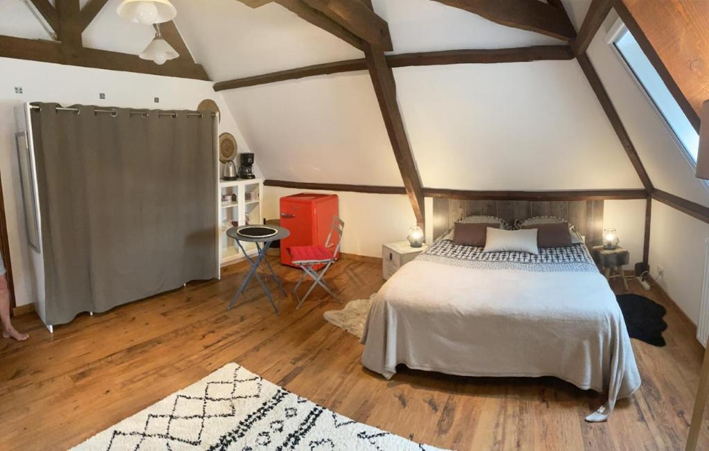 מיטה או מיטות בחדר ב-Espace familial en étage avec 2 chambres et des sanitaires privés