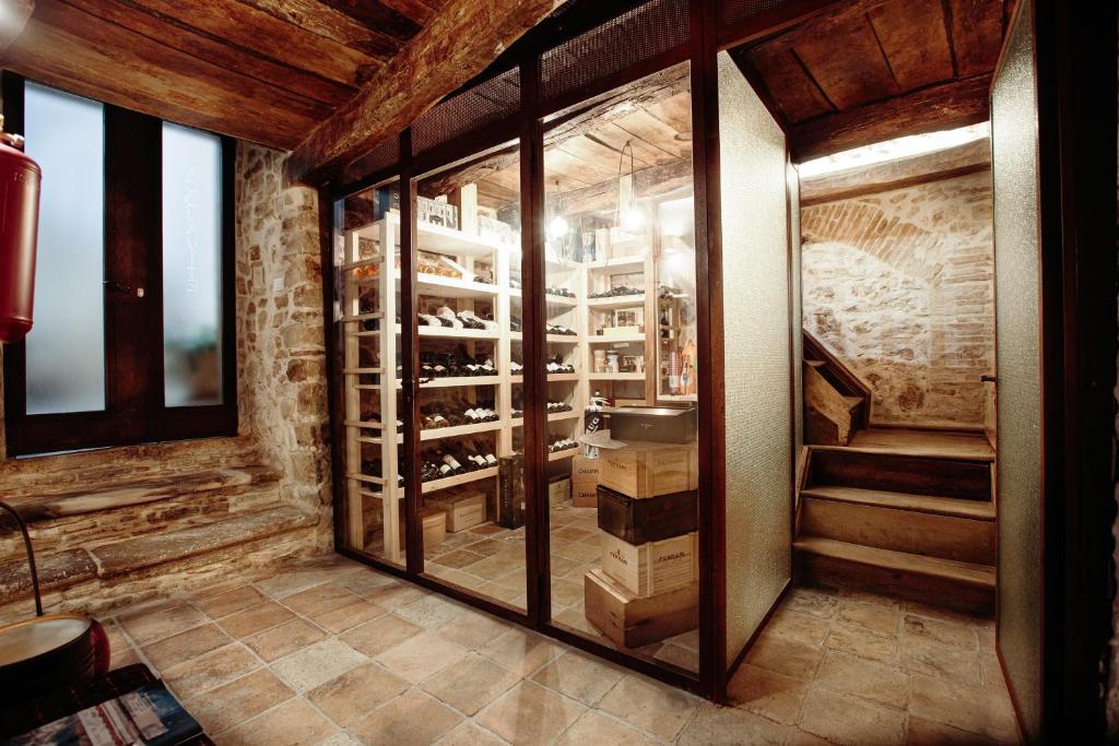 duże lustro w pokoju z piwnicą z winami w obiekcie Palazzo Cannavina Suite & Private SPA w mieście Campobasso