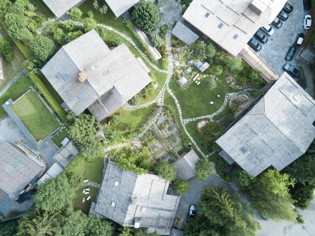 una vista aérea de un patio con casas en Les Fermes de Marie, en Megève