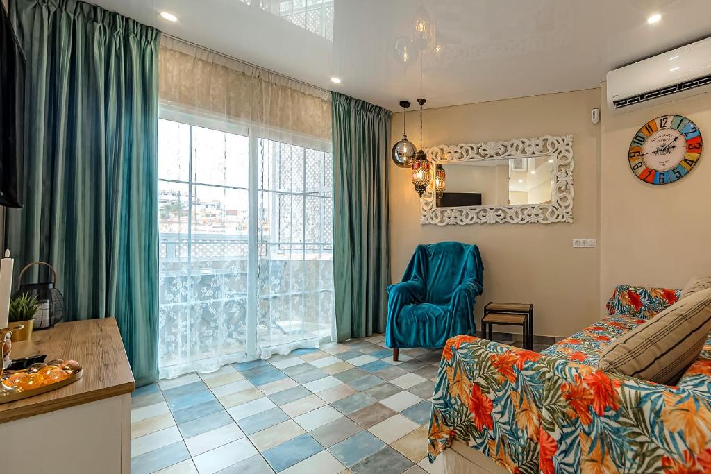 een slaapkamer met een bed en een stoel in een kamer bij Luxury two-bedroom apartment Four Seasons in Adeje