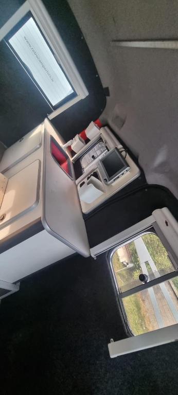 Kuchyň nebo kuchyňský kout v ubytování RETRO CAMPER HIRE Discover Ireland