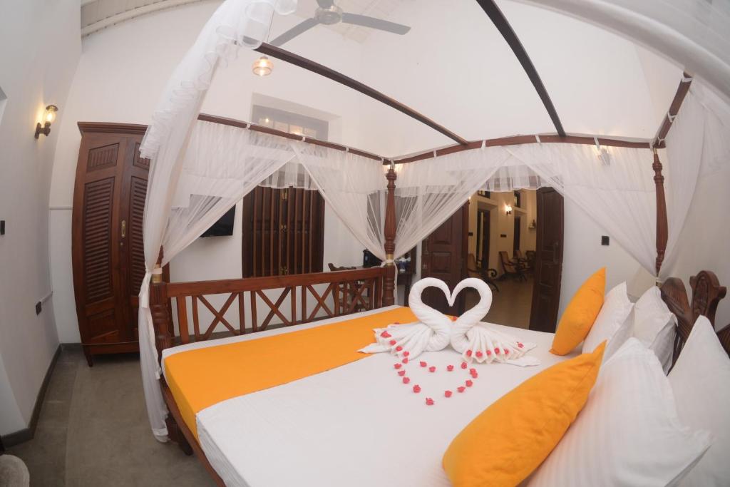 Postel nebo postele na pokoji v ubytování Pinipahana Walauwa Resort & villa