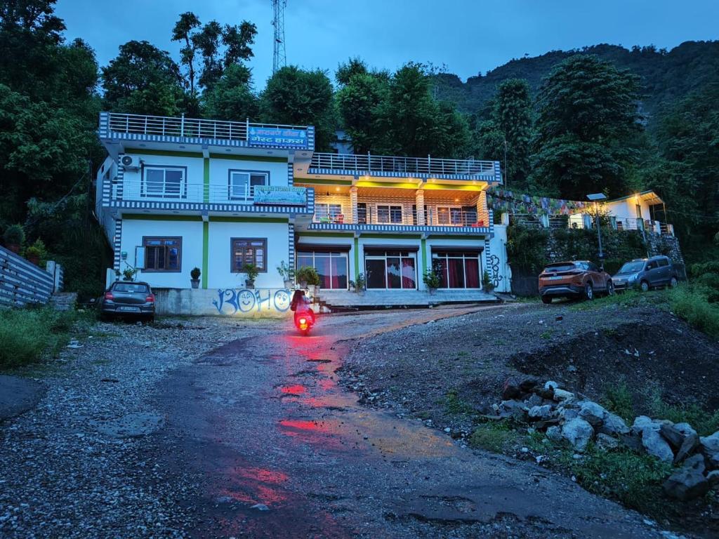 une maison avec une moto garée devant elle dans l'établissement Nature Villa, à Rishikesh