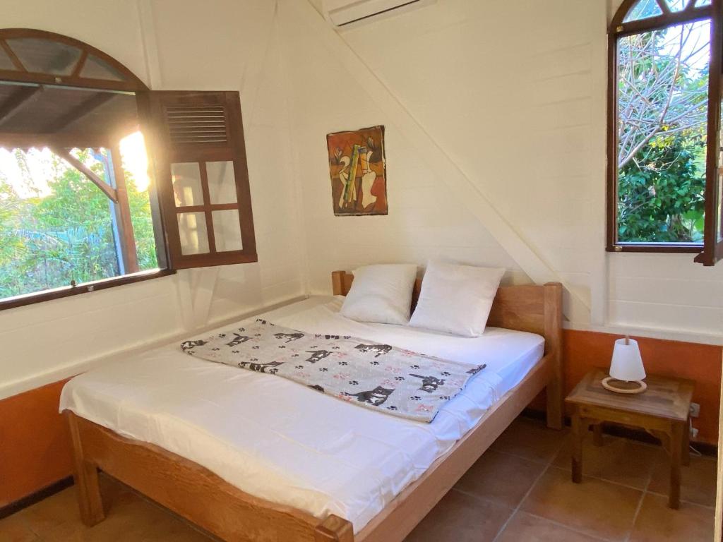 Postel nebo postele na pokoji v ubytování Magnifique Lodge en bois avec piscine et jardin de 800 m2
