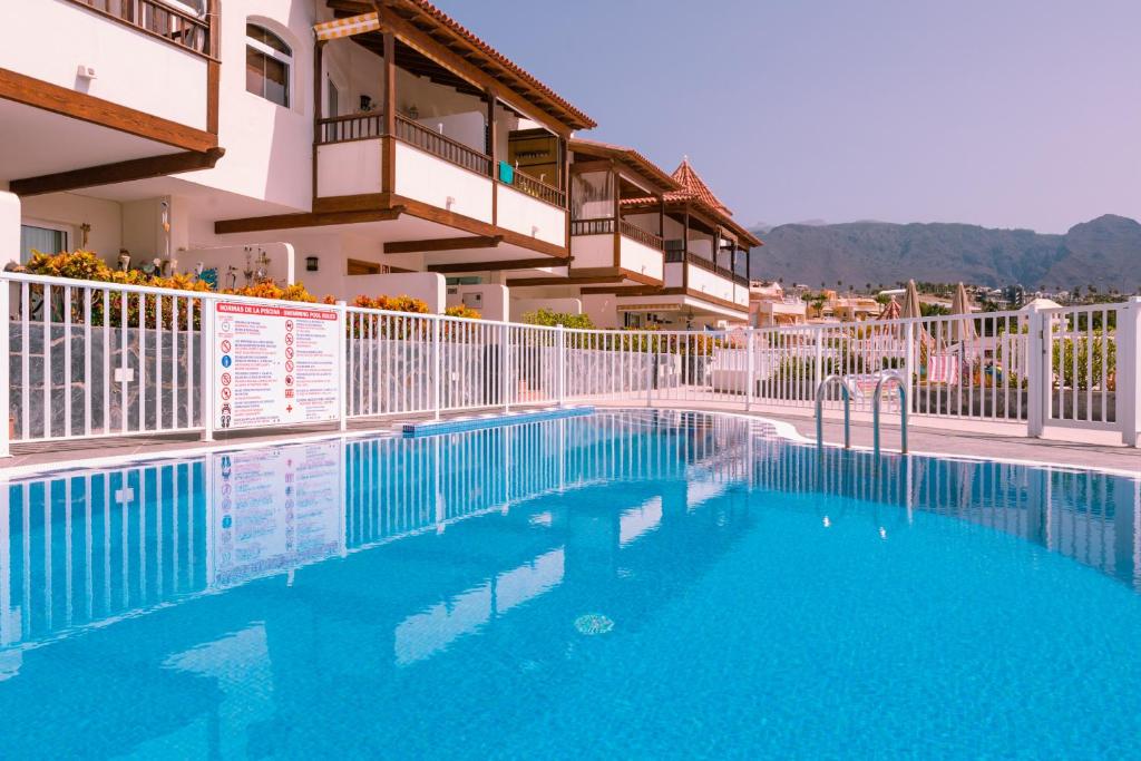 Bazén v ubytování HomeForGuest Apartamento con piscina a 50M del mar en La Caleta nebo v jeho okolí