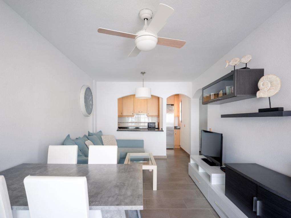 Kuchyň nebo kuchyňský kout v ubytování HomeForGuest Apartamento con piscina a 50M del mar en La Caleta