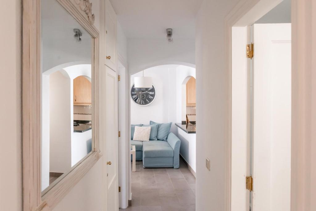 Posezení v ubytování HomeForGuest Apartamento con piscina a 50M del mar en La Caleta