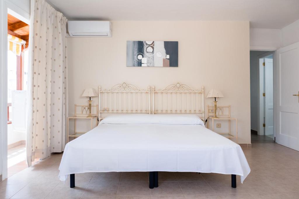 Postel nebo postele na pokoji v ubytování HomeForGuest Apartamento con piscina a 50M del mar en La Caleta