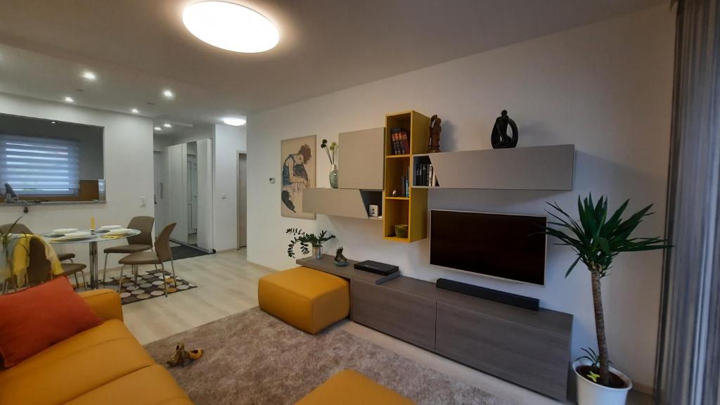 Posedenie v ubytovaní DISZTINGVÁLT Apartman, free garage