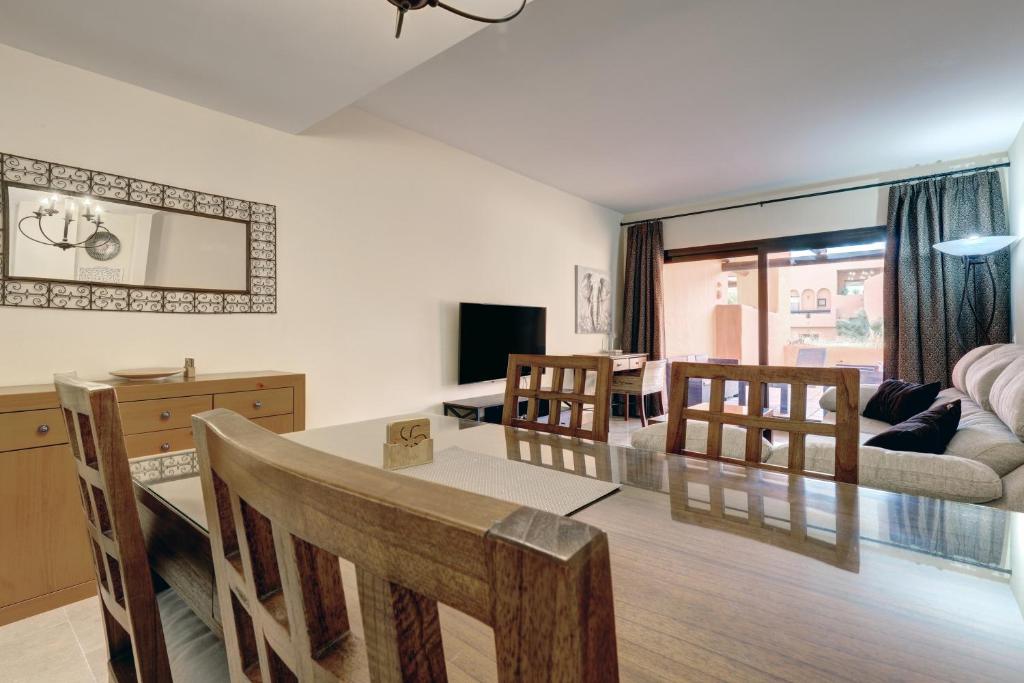 TV a/nebo společenská místnost v ubytování Superb 2-bed apartment in Duquesa