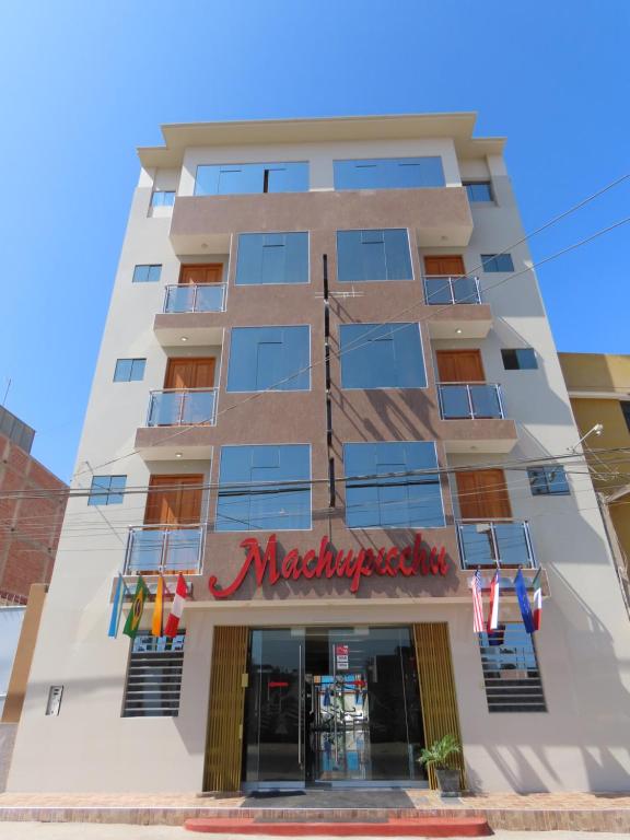 Un edificio alto con un cartello di un hotel marroncino sopra di Hotel Spa Machupicchu a Tacna