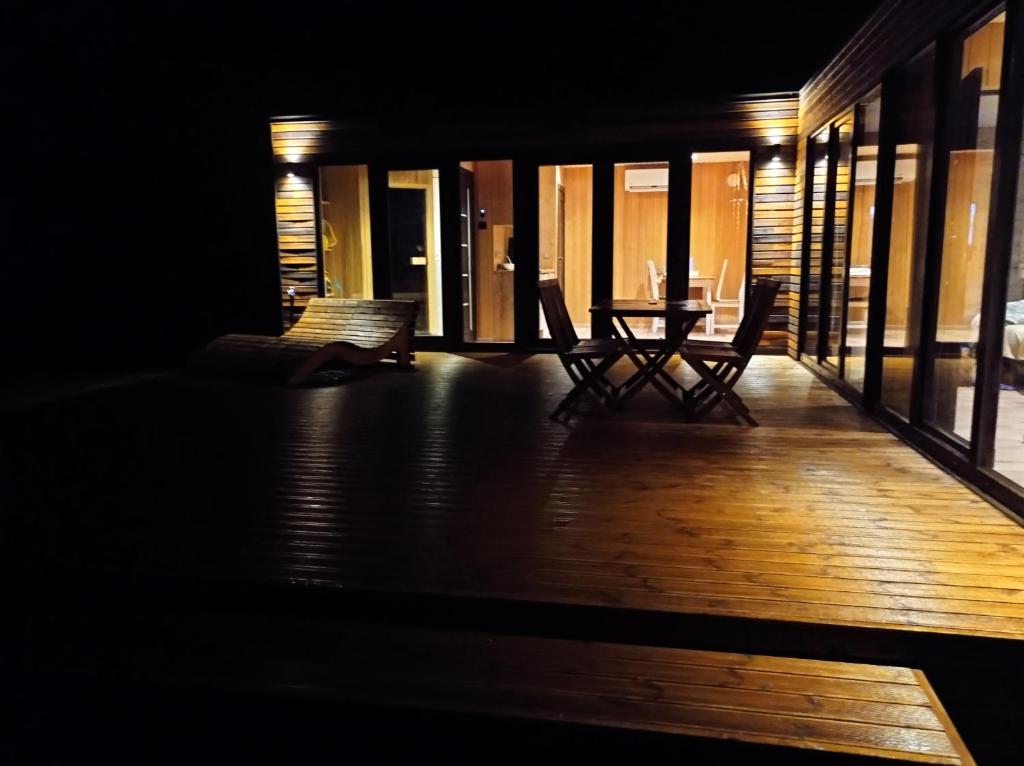 Posezení v ubytování Roheluse metsamaja with hot tub and sauna