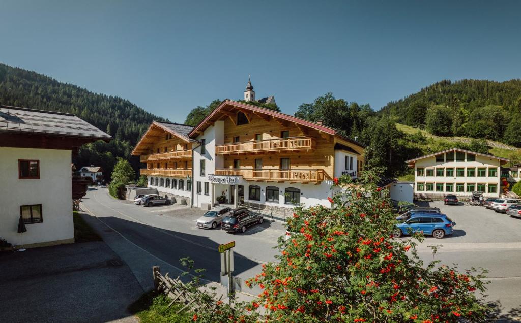 eine Stadt mit Autos auf einem Parkplatz in der Unterkunft Hotel Salzburger Hof in Dienten am Hochkönig