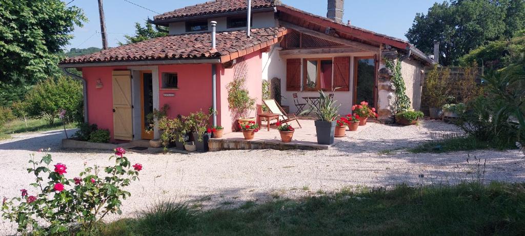 Dārzs pie naktsmītnes Les Gites de Campardon