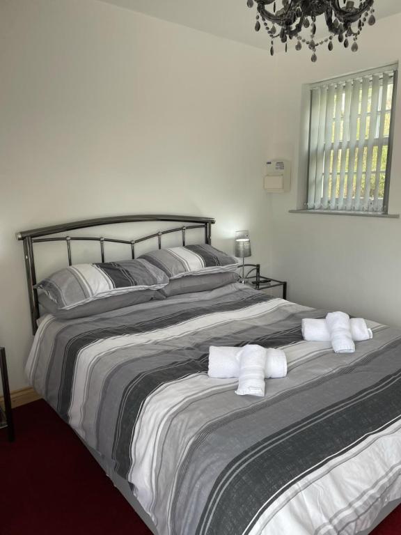 een slaapkamer met een groot bed en handdoeken bij The Canteen Beautiful 1-Bed Apartment in Keswick in Threlkeld