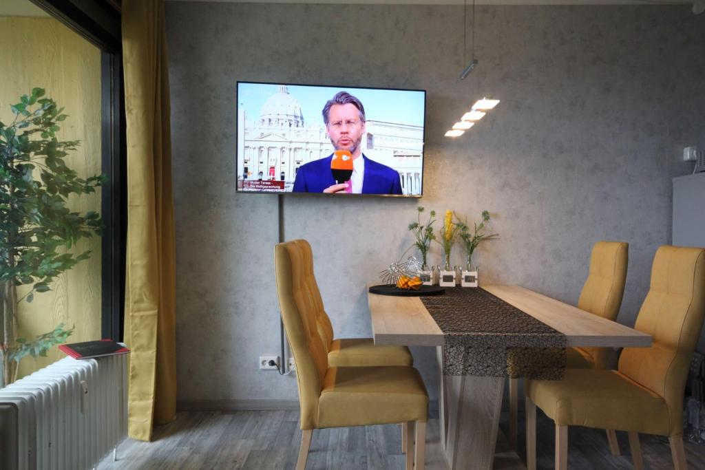 TV a/nebo společenská místnost v ubytování Manhattan 516 mit Schwimmbad