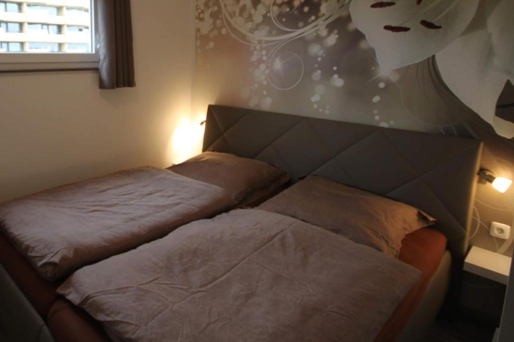 a bedroom with two beds and a painting on the wall at Manhattan 516 mit Schwimmbad in Hohegeiß