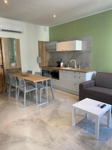 a living room with a table and a couch and a kitchen at Maison face à la Cathédrale in Bourges