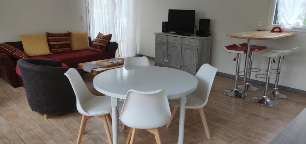 Televízia a/alebo spoločenská miestnosť v ubytovaní Maison avec Spa en bord de mer
