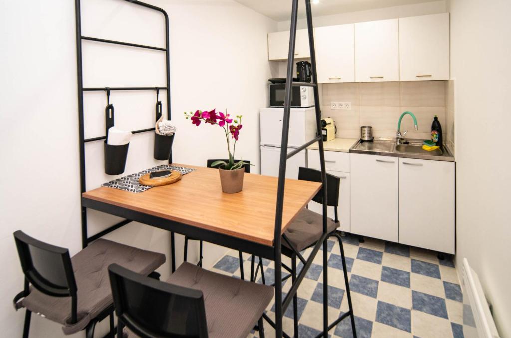 Kuchyňa alebo kuchynka v ubytovaní Free parking! Linden apartment, AC, Smart TV, WIFI