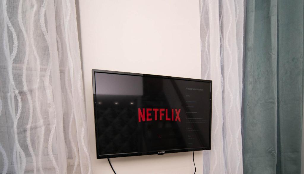 Televízia a/alebo spoločenská miestnosť v ubytovaní Free parking! Linden apartment, AC, Smart TV, WIFI